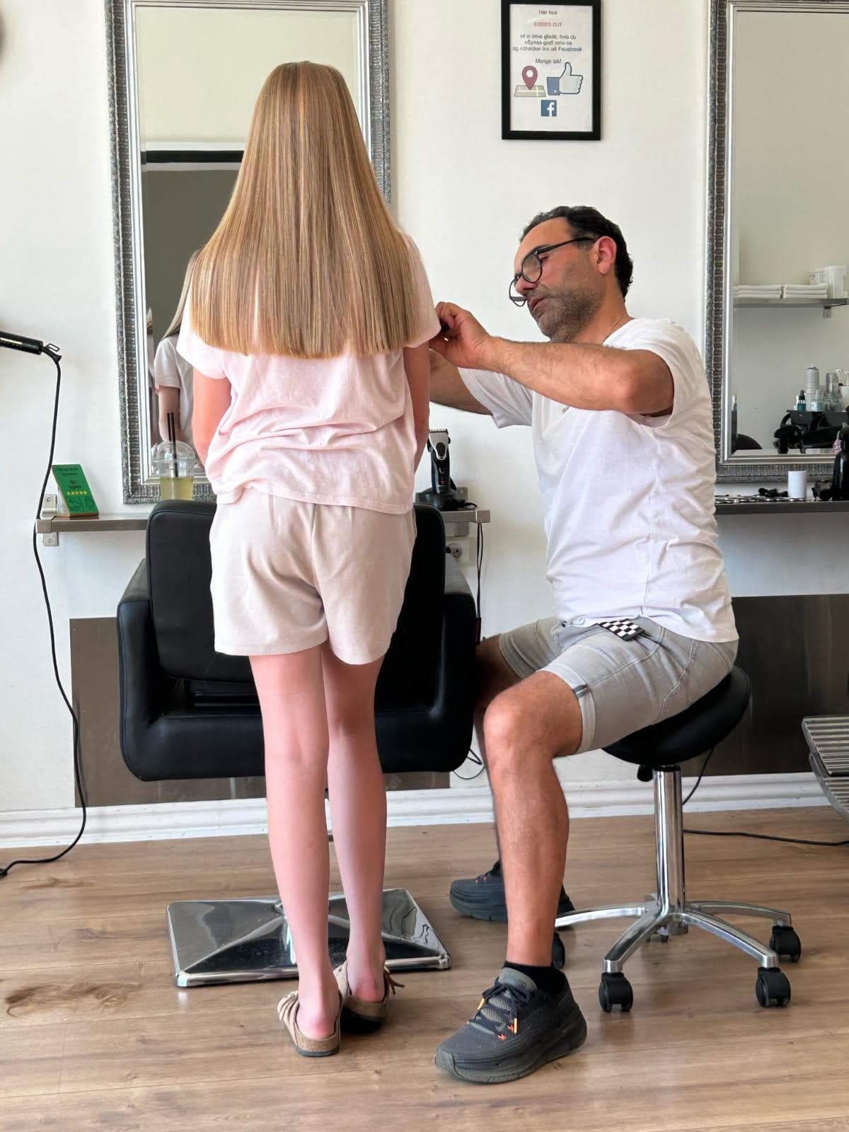 Eddie klipper en kunde i salonen